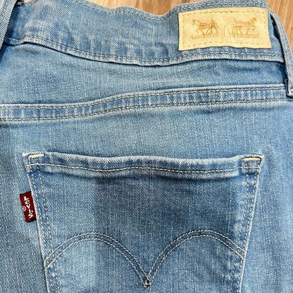 Levi’s Cuffed Hem Light Wash Shorts Women’s 29 - Picture 3 of 4